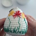Ręcznie robiona PISANKA na szydełku - BRELOCZEK z haftowanymi kwiatami - ozdoba wielkanocna handmade