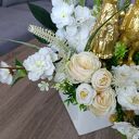 Stroik wielkanocny glamour ze złotymi zającami w drewnianej szufladzie