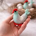 Dwie kurki szydełkowe w biało-szaro-miętowych kolorach - wielkanocna dekoracja amigurumi (ok. 10x10 cm)