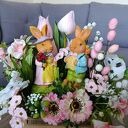 Dekoracja na Wielkanoc z parą zajączków. Uroczy stroik wielkanocny