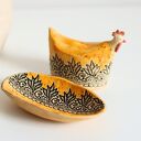 Ręcznie lepiona, żółta ceramiczna kurka z jajowatą miseczką na Wielkanoc