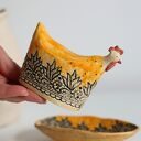 Ręcznie lepiona, żółta ceramiczna kurka z jajowatą miseczką na Wielkanoc