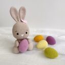 Wielkanocny króliczek z jajeczkiem - ręcznie szydełkowana ozdoba świąteczna