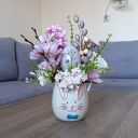 Dekoracja wielkanocna w ceramicznym zajączku. Stroik