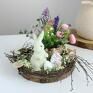 Stroik na Wielkanoc, królik i kwiatowa rabatka
