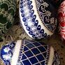 dekoracje wielkanocne jajka malowane kolorowa batikowa pisanka