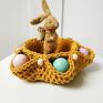 Koszyk wielkanocny na jajka wykonany jest na szydełku ze sznurka bawełnianego. Na stół wielkanocn
