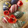 atrakcyjne dekoracje wielkanocne jajka malowane kolorowa pisanka batikowa