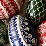 Tradycyjna malowana ręcznie na wydmuszce jaja gęsiego. Batikowe pisanki