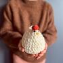 prezent urodzinowy miękka przytulanka kura w gnieździe. wykonana z miłością i starannością, każda kurka ozdoba wielkanocna
