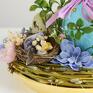 niebieskie jajko z dekoracje wielkanocne stroik z kwiatów