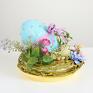 Wielkanocny stroik niebieskie jajko - z kwiatów dekoracje