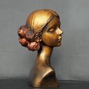 Rzeźba kobiety z kwiatami we włosach - dekoracja z gipsu