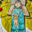 Anioł z rudym kotkiem - ceramiczny powiernik domowej czułości