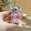 Koala w swetrze z truskawkami - mini figurka z gliny polimerowej