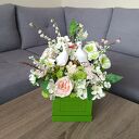 Flowerbox dekoracyjny z bocianami w zielonym boxie - wiosenna kompozycja kwiatowa do domu
