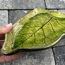 Ceramiczny liść łopianu w zieleni - dekoracyjny talerz handmade