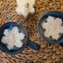 Świeca sojowa ze sniezynka w pieknym kubku ceramicznym o kolorze kobaltu