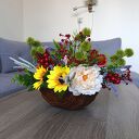 Dekoracja jesienna z dyniami. Kompozycja jesienna w wiklinowym koszyku