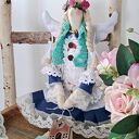 Anioł stróż kolorowy z domkiem - ręcznie szyty 53 cm