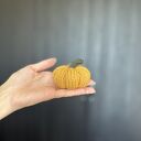 Pomarańczowa dynia ozdobna handmade na drutach - rozmiar S