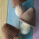 Zestaw trzech szydełkowych grzybków „Brązowa Jesień” w wersji handmade (3 szt.)