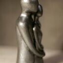 Ręcznie robiona rzeźba z gipsu „Zakochani” w grafit metalicznym, wys. 11,5 cm