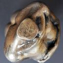 Rzeźba z gipsu - figurka kobiety w oliwkowym metalicznym kolorze, wys. 8,5 cm