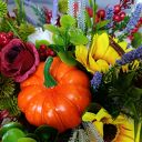 Dekoracja jesienna z dyniami. Kompozycja jesienna w wiklinowym koszyku