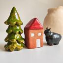 Figurki ceramiczne świąteczne: choinka, domek i kotek - zestaw