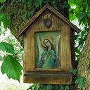 Drewniana kapliczka - Anioł grający na piszczałce