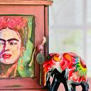 Ręcznie malowana szafka na klucze Frida Kahlo - dekoracja do przedpokoju z drewna sosnowego
