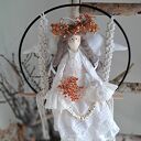 Anielica na obręczy na makramowej huśtawce - anioł stróż dekoracja handmade
