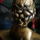 Rzeźba z gipsu - złota kobieta z podstawką, 9 cm