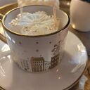 Śliczna świeca sojowa ze śniezynka z wosku w filiżance