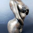 Rzeźba z gipsu - figurka kobiety w oliwkowym metalicznym kolorze, wys. 8,5 cm