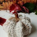 Szydełkowa dynia fantazyjna z cynamonowym ogonkiem - dekoracja handmade