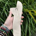 Ceramiczny anioł z kwiatami polnymi - dekoracja ścienna