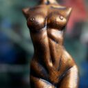 Złota Kobieta - rzeźba z gipsu 9 cm, czarny i metaliczne złoto