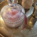 Urocza świeca sojowa z różyczkami w szklanej bombonierze z chwostem