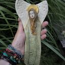 Ceramiczny anioł z paprociami do zawieszenia na ścianie