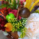 Dekoracja jesienna w koszyku z dyniami. Stroik jesienny z lisem. Ozdoba