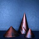 Rzeźba z gipsu - trzy stożki na biżuterię, czerwony metaliczny