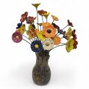 Bukiet ceramicznych kwiatów w wazonie