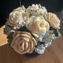 Elegancki flowerbox szydełkowy z wiecznymi różami - prezent dla niej