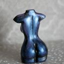 Kobieta niebieska i fioletowa - metaliczna rzeźba z gipsu 10 cm