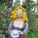 ceramiczna postać kobiety z filiżanką