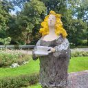 ceramiczna postać kobiety z filiżanką