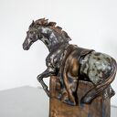 Ceramiczna rzeźba konia na postumencie Cube Ferndynand - duża