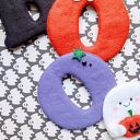 Ręcznie robiony napis „BOO” na Halloween z filcu wełnianego